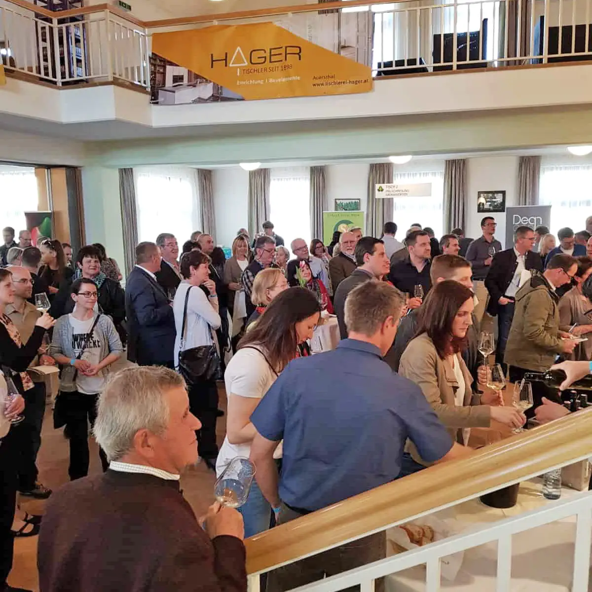 Eine Gruppe von Menschen bei einer Weinverkostung, die Weine degustiert